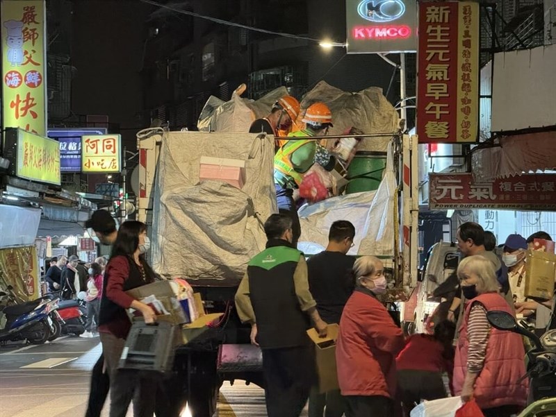 Warga menyerahkan sampah daur ulang ke petugas kebersihan di truk sampah. (Sumber Foto : Departemen Perlindungan Lingkungan Kota New Taipei)