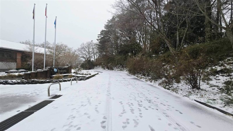 Taman Nasional Shei-Pa di Taiwan tengah ditutupi salju pada Senin. (Sumber Foto : Kantor Pusat Taman Nasional Shei-Pa)