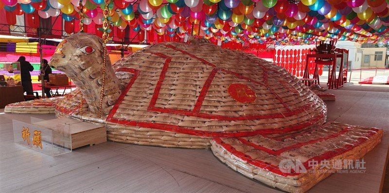 Sebuah kura-kura yang dibuat dari kantong beras di Kuil Longmen Guanyin, Kabupaten Penghu pada Senin. (Sumber Foto : CNA, 27 Januari 2025)