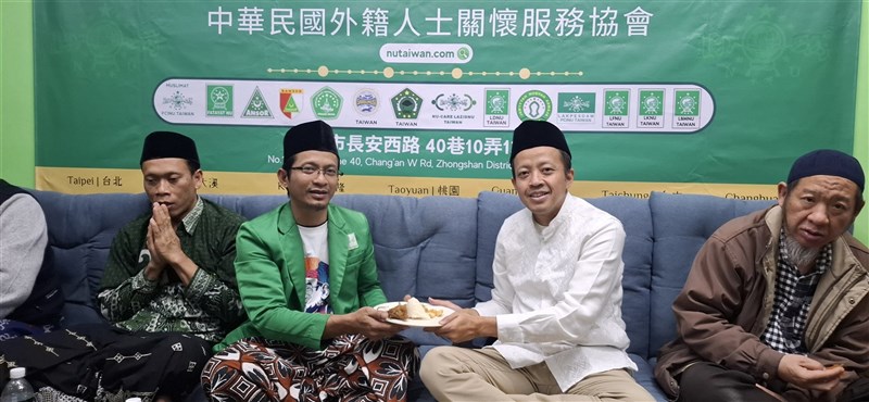 Ketua PCINU Taiwan, Ghofur (ketiga dari kanan) bersama Ketua KDEI Taipei Arif Sulistiyo (kedua dari kanan) di acara peringatan Harlah NU ke-102 dan Isra Miraj di Kantor PCINU Taiwan di Taipei. (Sumber Foto: KDEI Taipei)