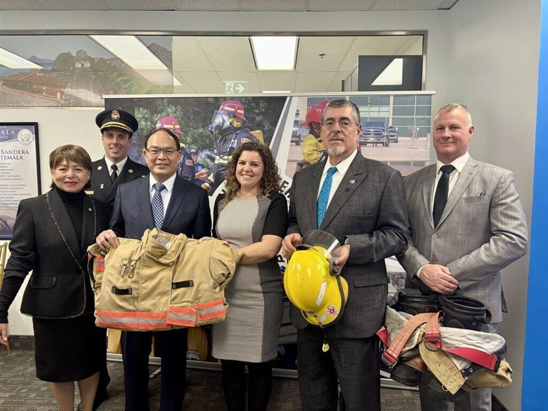 Perwakilan tertinggi Taiwan di Kanada Harry Tseng (ketiga dari kiri) mengambil foto bersama Presiden Guatemala Bernardo Arévalo (kedua dari kanan), Direktur Peralatan FWB Simon Smith (kanan), Wakil Kepala Layanan Pemadam Kebakaran Ottawa Nathan Adams (kedua dari kiri) dan Duta Besar Guatemala untuk Kanada Guisela Godinez Sazo (kiri) dalam sebuah upacara untuk memperingati donasi peralatan pemadam kebakaran Kanada ke Guatemala yang sebagian dibiayai oleh Taiwan. (Sumber Foto : Kantor perwakilan Taiwan di Kanada)