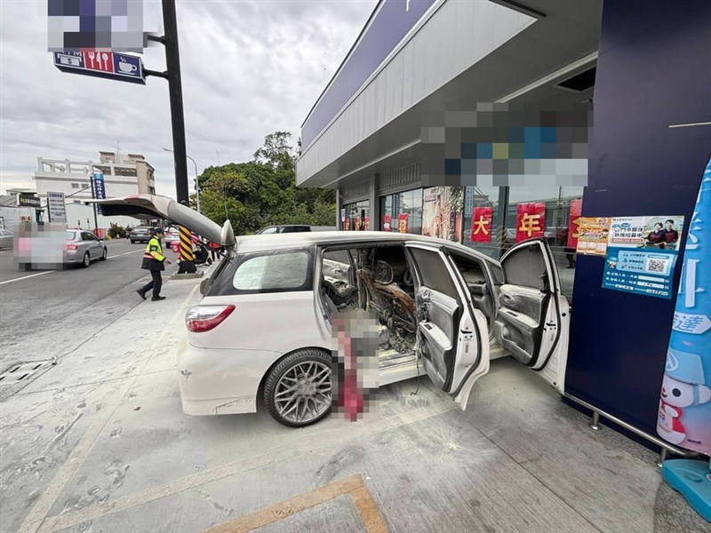 Kondisi mobil yang terbakar di tempat parkir sebuah pusat perbelanjaan di Chiayi hari Senin. (Sumber Foto : Departemen Pemadam Kebakaran Kabupaten Chiayi)