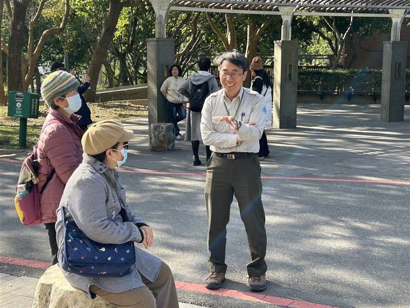 Kepala Stasiun Suhua di Taman Nasional Taroko, Huang Ruey-liang (kanan), berbicara kepada pengunjung. (Sumber Foto : Taman Nasional Taroko)