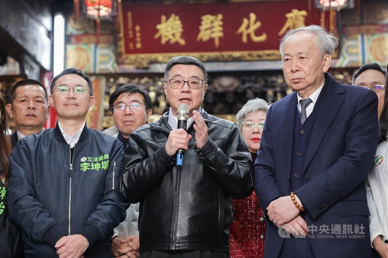 Perdana Menteri Cho Jung-tai (tengah) berbicara dengan wartawan saat ia mengunjungi sebuah kuil pada hari pertama Tahun Ular. (Sumber Foto : CNA, 29 Januari 2025)