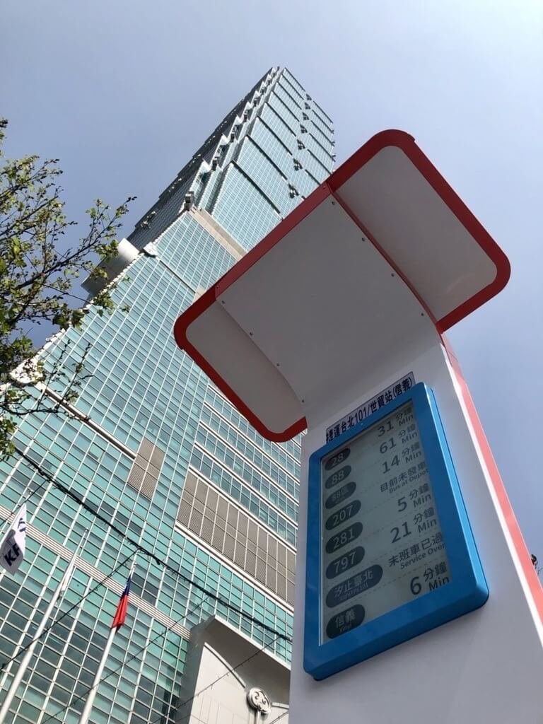 Pemberhentian bus pintar di depan Taipei 101 yang menggunakan kertas elektronik dan dilengkapi panel surya di atasnya. (Sumber Foto : E Ink Holdings Inc.)