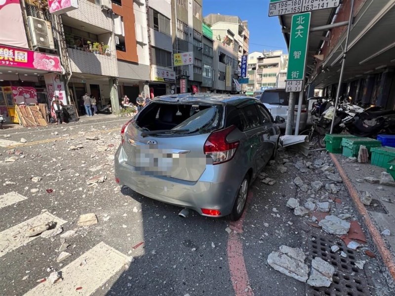 Mobil tertimpa runtuhan dinding luar gedung Lai Ya. (Sumber Foto : Departemen Pemadam Kebakaran Kota Tainan, 30 Januari 2025)