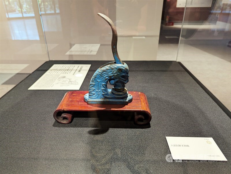 Sebuah segel besi berbentuk seperti Hsieh-chih, sebuah makhluk mitos Cina yang mirip unicorn, dipamerkan di museum. (Sumber Foto : CNA, 1 Februari 2025)