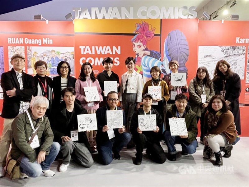 Perwakilan Taiwan untuk Prancis Hao Pei-chih (baris belakang, kelima dari kanan) berpose untuk foto bersama dalam pembukaan Festival Komik Internasional Angoulême tahun ini. (Sumber Foto : CNA, 1 Februari 2025)