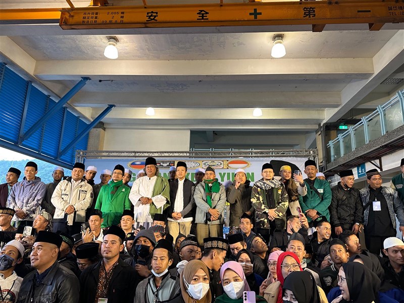 KH Ahmad Muwafiq (baju putih dengan serban hijau) bersebelahan dengan Kepala KDEI Arif Sulistiyo berfoto bersama jemaah dan panitia Tabligh Akbar di Nanfang’Ao, Yilan. (Sumber foto: KDEI Taipei)