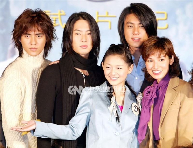 Barbie Hsu (tengah) bersama para pemeran utama serial Taiwan “Meteor Garden II“ dalam sebuah konferensi pers pada 5 November 2002. (Sumber Foto : Dokumentasi CNA)