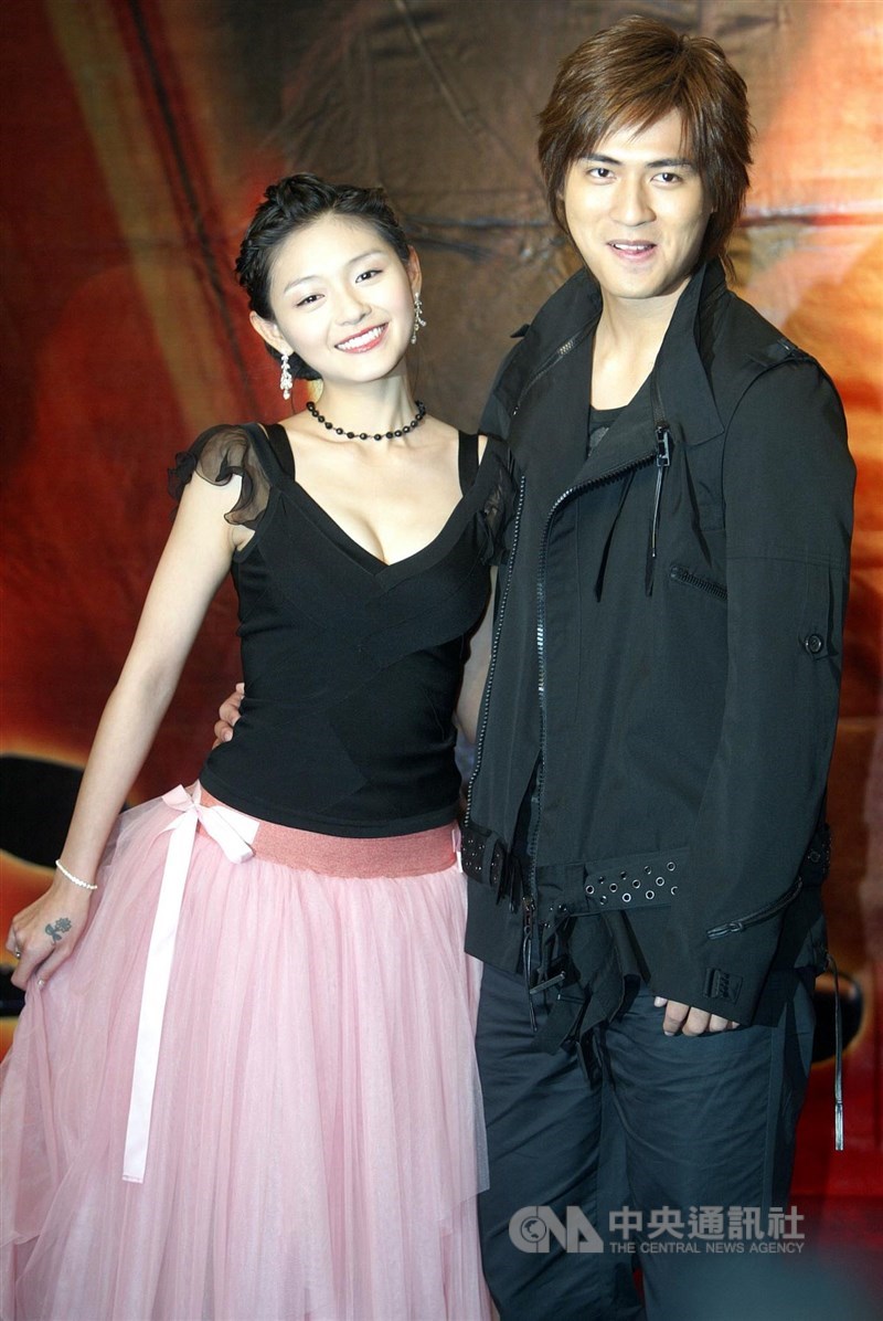 Barbie Hsu (kiri) bersama Vic Zhou dalam sebuah konferensi pers pada 28 Juli 2004. (Sumber Foto : Dokumentasi CNA) 
