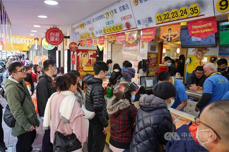 Warga memadati toko Taiwan Lottery Co. (Sumber Foto : Dokumentasi CNA)