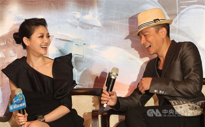 Barbie Hsu (kiri) bersama Andy Lau dalam sebuah acara pada 2010. (Sumber Foto : Dokumentasi CNA)