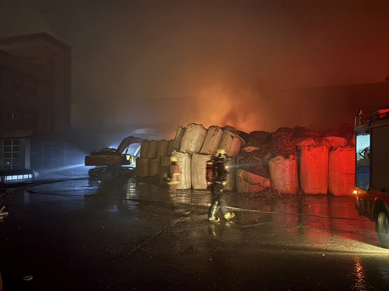 Pemadam kebakaran memadamkan api di sebuah pabrik di Jalan Xiangong, Desa Xianxi, Kabupaten Changhua pada Senin malam. (Sumber Foto : Biro Pemadam Kebakaran Kabupaten Changhua)