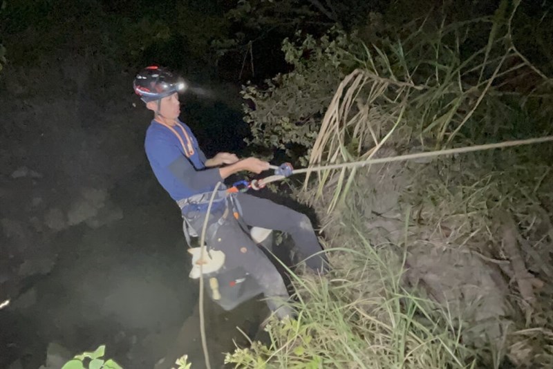 Pelatih panjat pohon, Louis Lan menyelamatkan anjing peliharaan yang jatuh ke jurang di Distrik Zuozhen, Kota Tainan pada liburan Tahun Baru Imlek.(Sumber Foto : Shan-Shang Garden dan Old Waterworks Museum Tainan)