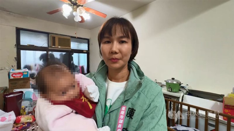 Anggota Dewan Kota Keelung dari Partai Progresif Demokratik, Chen Yi (kanan) menggendong anak pekerja migran Indonesia hilang kontak. (Sumber Foto : CNA, 6 Februari 2025)