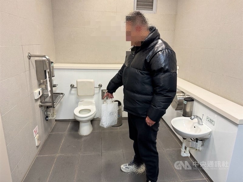 Seorang pria bermarga Weng kedapatan merokok secara ilegal di toilet Stasiun Songzhu MRT Taichung pada 2 Februari dini hari. (Sumber Foto : Otoritas setempat)