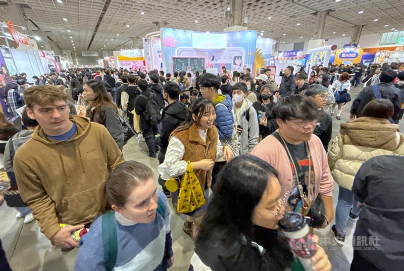 Para pengunjung ke Taipei International Comics and Animation Festival memadati Nangang International Exhibition Center pada Kamis, hari pembukaannya. (Sumber Foto : CNA, 6 Februari 2025)