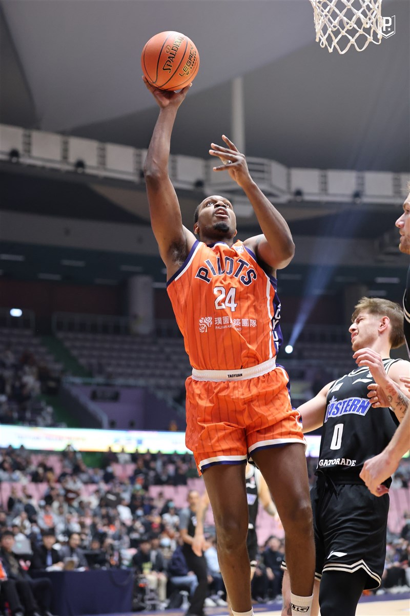 Trevon Graham mencoba melakukan tembakan dalam pertandingan hari Rabu di Taoyuan. (Sumber Foto : Taoyuan Pauian Pilots, 5 Februari 2025)