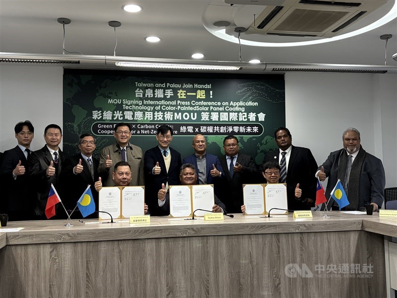 Menteri Luar Negeri Palau yang sedang berkunjung, Gustav Aitaro (duduk di baris depan, tengah) berpose dengan MoU yang ditandatangani bersama perwakilan dari Join It Sustainable Co., Ltd. dan Taiwan Intelligent Zero Carbon Building Alliance di Taipei hari Jumat. (Sumber Foto : CNA, 7 Februari 2025)