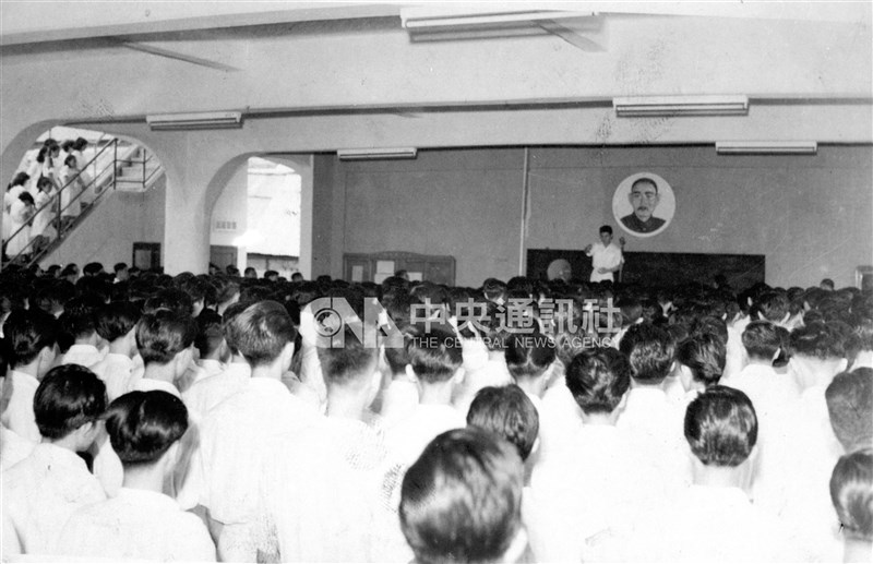 Seluruh siswa Sekolah Menengah Sutung di Medan, Indonesia, menyanyikan lagu sekolah untuk terakhir kalinya di depan potret mendiang Sun Yat-sen, 27 November 1958. (Sumber Foto : Dokumentasi CNA)