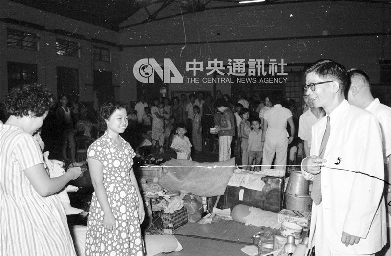Menteri Dalam Negeri Lien Chen-tung (kanan) mengunjungi tempat penampungan pengungsi Tionghoa dari Indonesia pada 12 September 1960. (Sumber Foto : Dokumentasi CNA)
