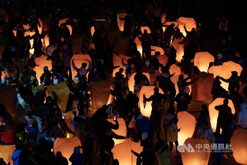 Festival tahunan dipenuhi oleh peserta pada hari Sabtu. (Sumber Foto : CNA, 8 Februari 2025)