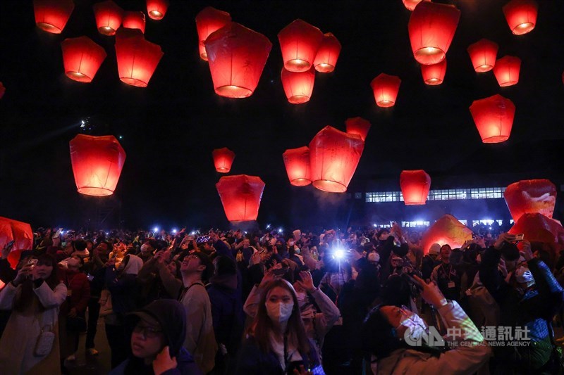 Lentera langit dilepaskan ke langit malam dalam Festival Lentera Langit Pingxi pada Sabtu malam. (Sumber Foto : CNA, 8 Februari 2025)