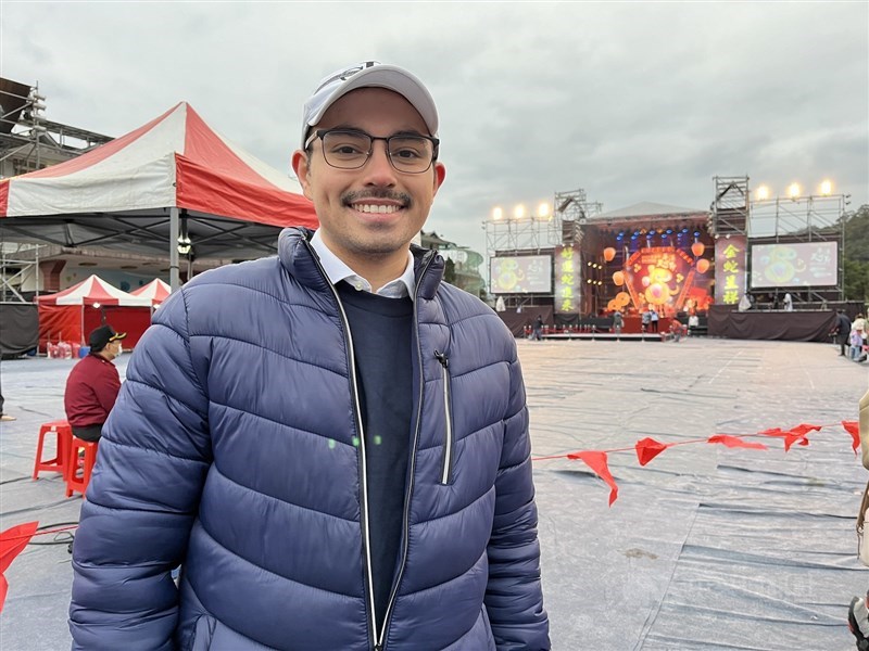Jesus Zafra menikmati suasana di Festival Lentera Langit Pingxi di Distrik Pingxi, New Taipei pada Sabtu. (Sumber Foto : CNA, 8 Februari 2025)