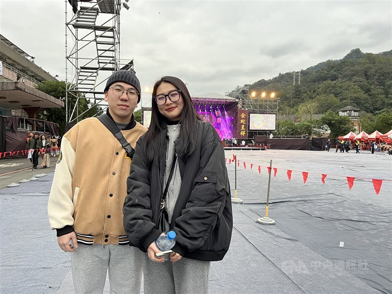 Wu Chen-yu (kiri) menghadiri Festival Lentera Langit Pingxi di Distrik Pingxi, New Taipei bersama kekasihnya pada Sabtu. (Sumber Foto : CNA, 8 Februari 2025)