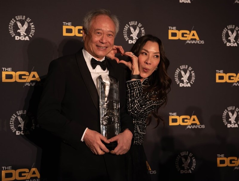 Ang Lee (kiri) dan Michelle Yeoh. (Sumber Foto :  Facebook.com/directorsguildofamericadga)