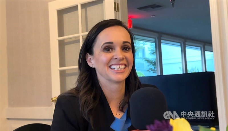 Jessica Millan Patterson berbicara kepada wartawan dalam sebuah acara yang diadakan di San Francisco. (Sumber Foto : CNA, 9 Februari 2025)