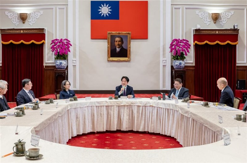 Presiden Lai Ching-te (tengah) bertemu dengan para kepala lima cabang pemerintahan Taiwan hari Senin. (Sumber Foto : Kantor Kepresidenan)