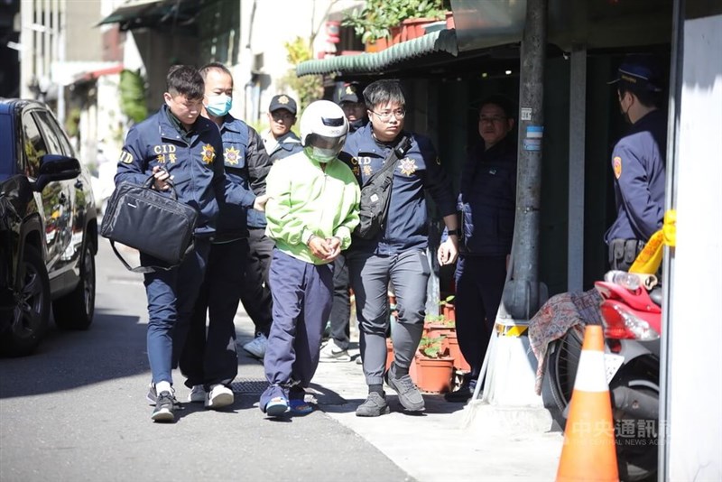 Seorang pria berusia 73 tahun (jaket hijau) yang diduga memutilasi tiga wanita telah ditangkap oleh kepolisian setempat. (Sumber Foto : CNA, 10 Februari 2025)