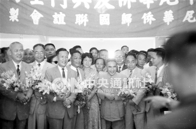 Pada 22 September 1959, sejumlah anggota diaspora Tionghoa yang terlibat dalam berbagai organisasi dan lembaga di Jakarta tiba di Pelabuhan Keelung menggunakan kapal Sichuan setelah diusir dari Indonesia. Mereka sebelumnya dituduh mendukung pemberontak dan terlibat dalam kegiatan subversif. Meskipun setelah diinterogasi tidak ditemukan bukti yang mendukung tuduhan tersebut, mereka tetap dipenjarakan di Jakarta dan Pulau Anle dengan alasan dianggap mengganggu ketertiban umum. Beberapa di antaranya dipenjara selama lebih dari 16 bulan dan baru dibebaskan pada 12 September tahun yang sama. (Sumber Foto : Dokumentasi CNA)