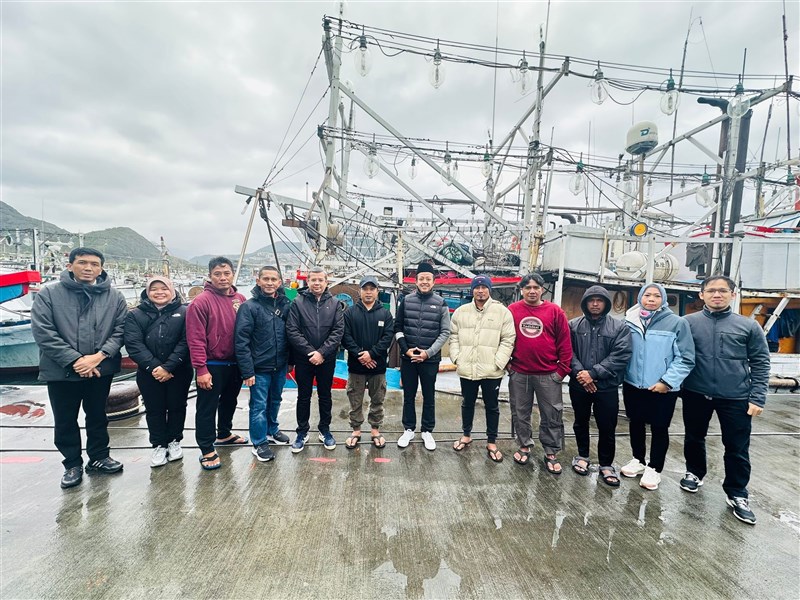 Kepala KDEI Arif Sulistiyo (7 dari kiri) berfoto bersama perwakilan ABK dan staf KDEI di Pelabuhan Wanli, Kota New Taipei. (Sumber Foto : KDEI)