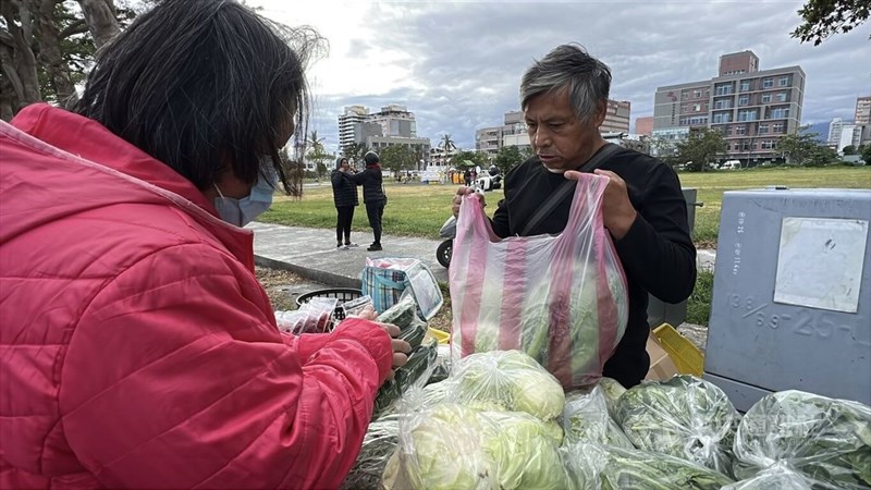 Chiu Chiang-te, pria dari suku Bunun dan suami Fadilan, menjual sayur. (Sumber Foto : CNA, 8 Februari 2025)