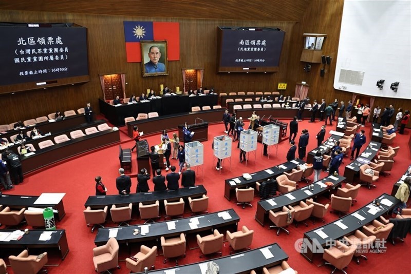 Legislator memberikan suara pada rancangan undang-undang untuk memperketat aturan petisi pemakzulan di Yuan Legislatif hari Selasa. (Sumber Foto : CNA, 11 Februari 2025)