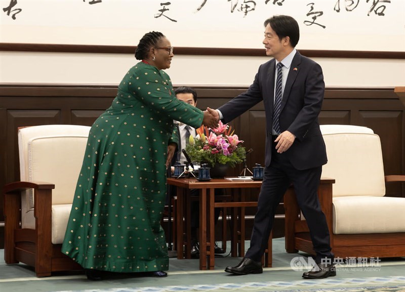 Presiden Lai Ching-te (kanan) bertemu dengan delegasi yang dipimpin oleh Thulisile Dladla (kiri), wakil perdana menteri Eswatini, di Kantor Kepresidenan di Taipei pada Selasa. (Sumber Foto : CNA, 11 Februari 2025)