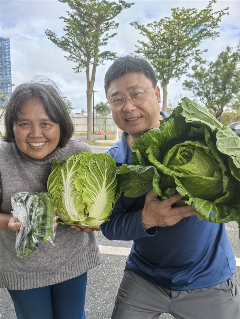 Fadilan (kiri) dan Peter Chen, petugas eksekutif dari Kantor Layanan Imigrasi Kabupaten Taitung. (Sumber Foto : Peter Chen)
