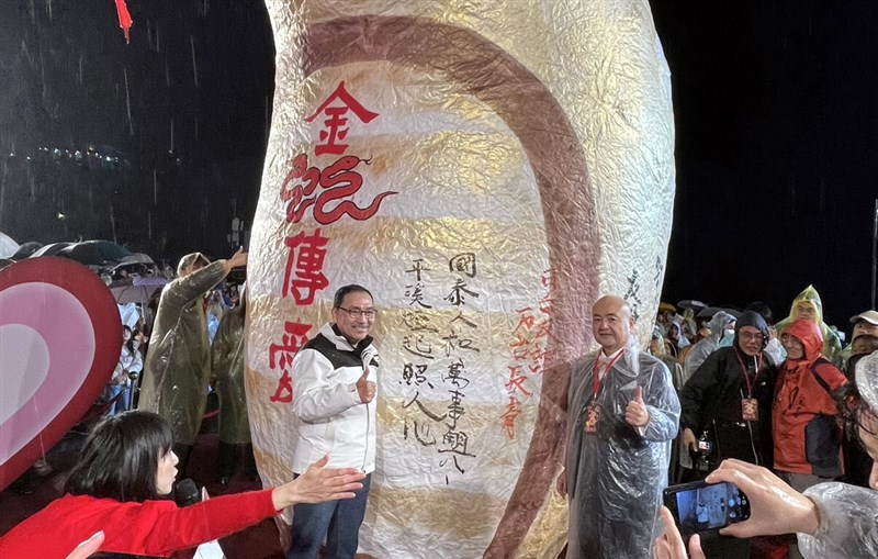 Walikota New Taipei Hou Yu-ih (tengah kiri) dan Kazuyuki Katayama (tengah kanan), perwakilan utama Jepang untuk Taiwan. (Sumber Foto : Departemen Pariwisata dan Perjalanan Kota New Taipei, 12 Februari 2025)