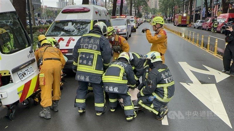 Petugas pertolongan pertama menangani korban ledakan gas di pusat perbelanjaan Shin Kong Mitsukoshi di Taichung hari Kamis. (Sumber Foto : CNA, 13 Februari 2025)