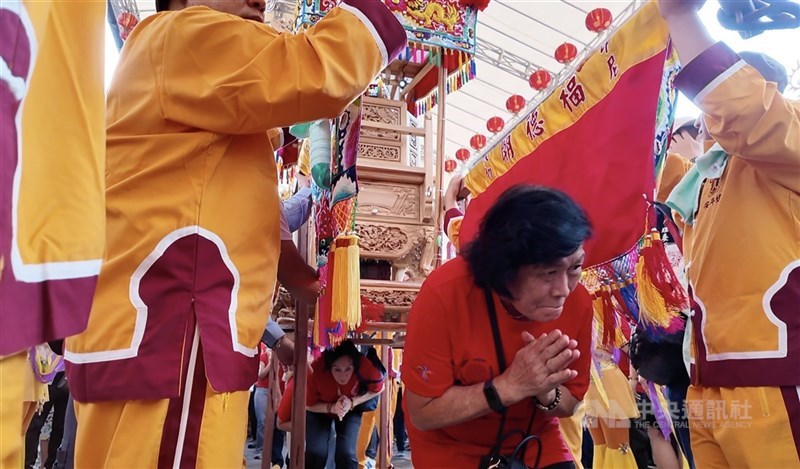 Warga melakukan lîng-kiō-kha di bawah tandu Mazu dari Kuil Kaitai Tianhou Taiwan dalam Cap Go Meh Bogor 2025 hari Rabu. (Sumber Foto : CNA, 12 Februari 2025)