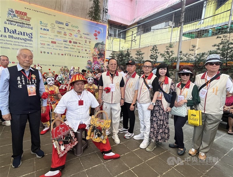 Ketua Kuil Kaitai Tianhou Lu Yu-li (kiri), Ketua Xilai