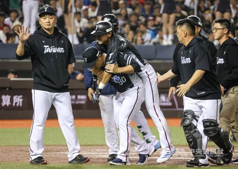 Para pemain Taiwan merayakan kemenangan mereka melawan Lotte Giants di Taipei Dome pada Kamis. (Sumber Foto : CNA, 13 Februari 2025)