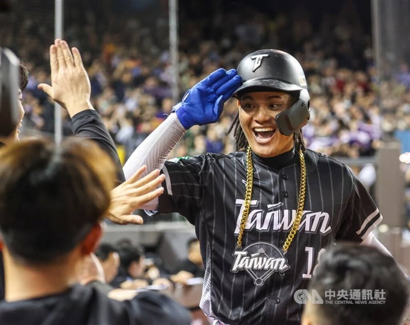 Yu Chang memberi hormat kepada rekan satu timnya setelah memberikan Taiwan sebuah poin di bagian atas inning keenam. (Sumber Foto : CNA, 13 Februari 2025)