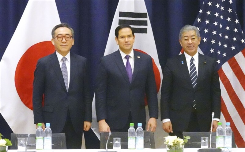 Menteri Luar Negeri AS Marco Rubio (tengah), Menteri Luar Negeri Jepang Takeshi Iwaya (kanan) dan Menteri Luar Negeri Korea Selatan Cho Tae-yul. (Sumber Foto : Kyodo News)