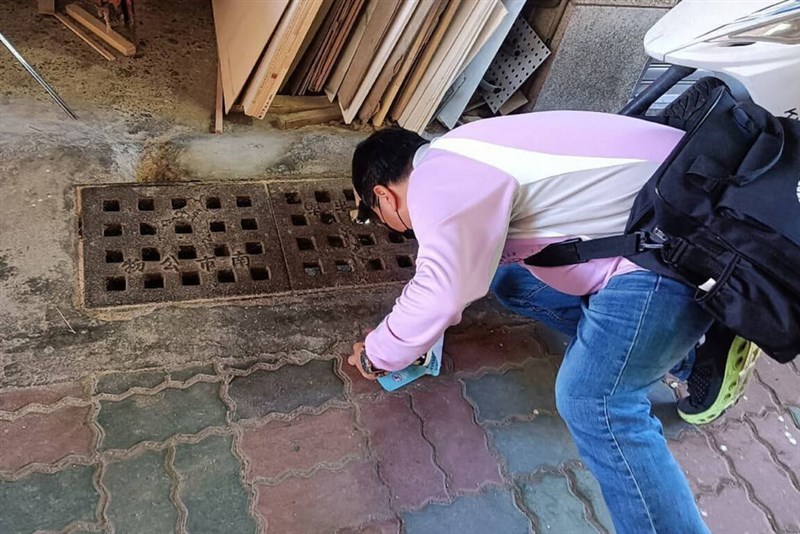 Tim pencegahan penyakit dari otoritas kesehatan dan kantor distrik Tainan melakukan tindakan pengendalian darurat setelah CDC mengonfirmasi kasus infeksi chikununya pada Sabtu. (Sumber Foto : Pemerintah Kota Tainan, 16 Februari 2025)