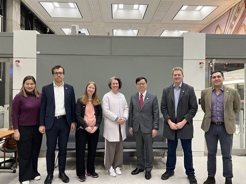 Eric Huang (ketiga dari kanan), diplomat utama Taiwan yang bertanggung jawab atas urusan Eropa, terlihat bersama delegasi parlemen Inggris yang dipimpin oleh Sarah Champion (keempat dari kiri), ketua bersama British-Taiwanese All-Party Parliamentary Group, di Bandara Internasional Taoyuan Taiwan pada Sabtu. (Sumber Foto : MOFA, 16 Februari 2025)