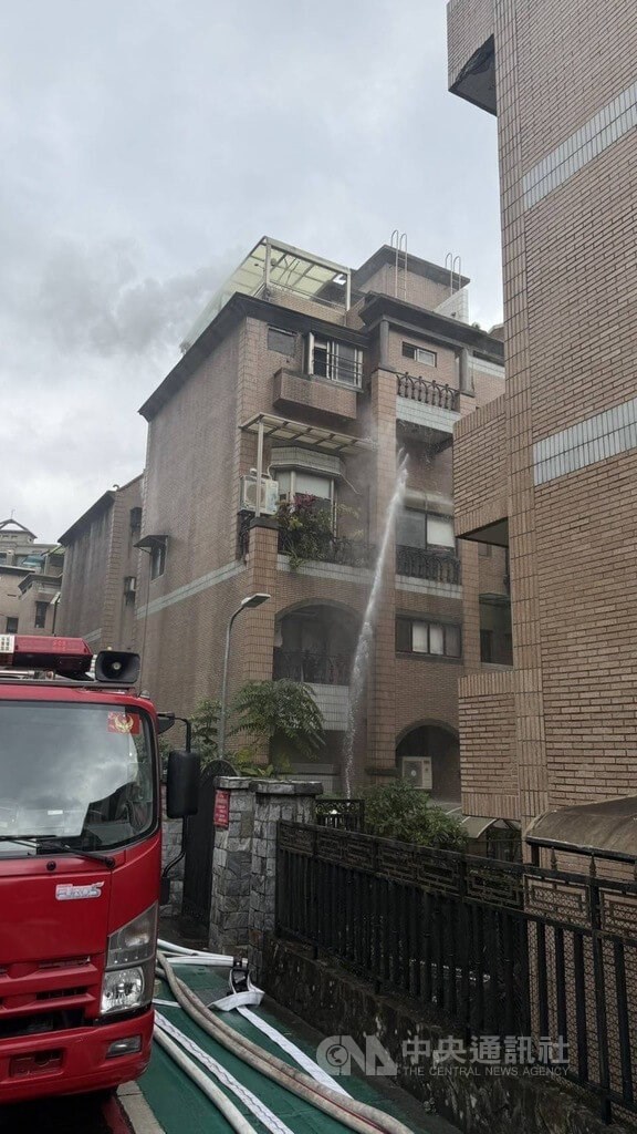 Kebakaran di rumah tinggal di Jalan Dexing East, Distrik Shilin. (Sumber Foto : CNA, 16 Februari 2025)